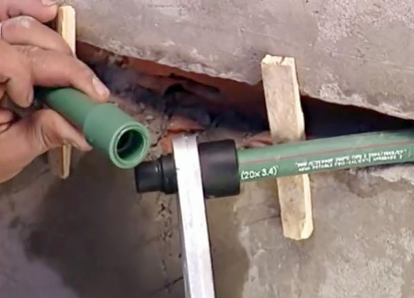 Um tubo de propileno foi perfurado Duas tecnologias de reparo