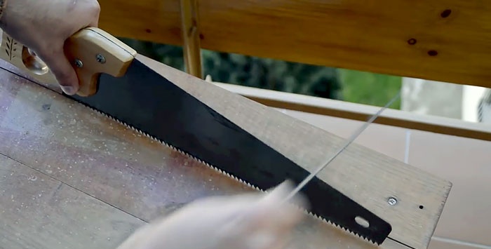 Cara memotong paku dengan gergaji kayu tanpa merosakkan gigi