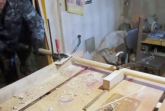 Cum să faci un mâner de lopată folosind un burghiu electric