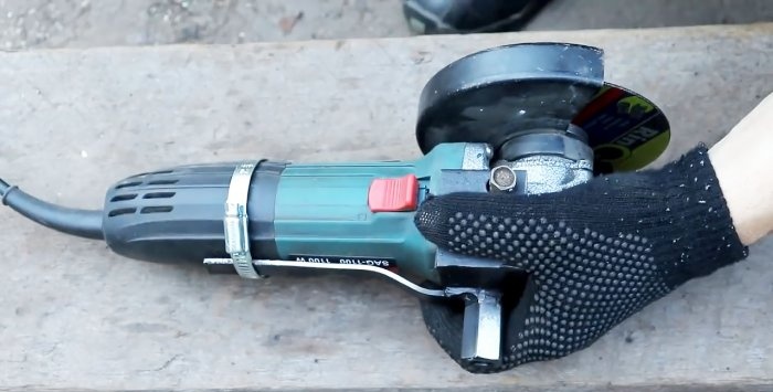 Dispositivo rimovibile per il taglio di cerchi nella lamiera mediante smerigliatrice