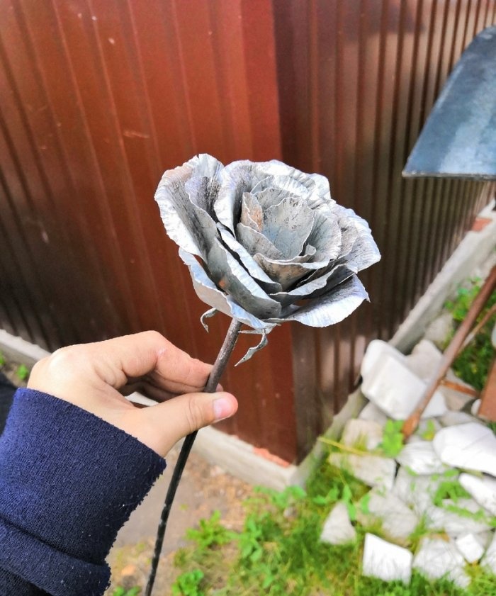 „Pasidaryk pats“ rožė pagaminta iš lakštinio plieno