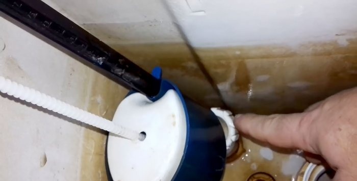 O modalitate rapidă și 100 de a repara o cisternă de toaletă care are scurgeri