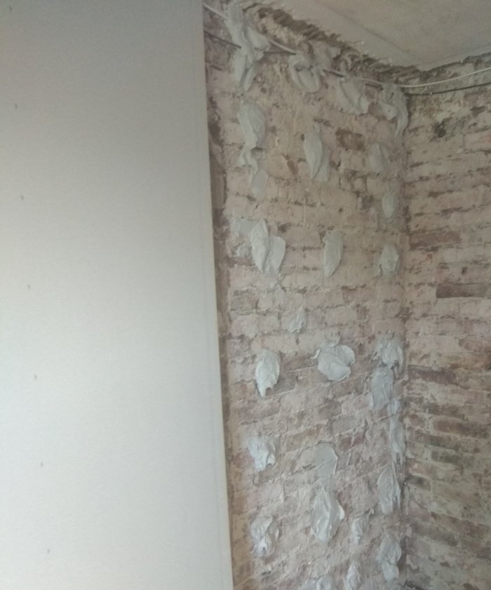 Anivellació i acabat de parets amb placa de guix