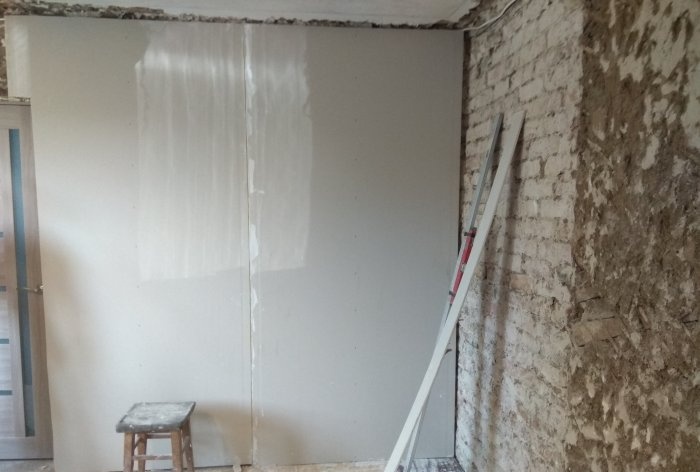 Nivelamento e acabamento de paredes com gesso cartonado