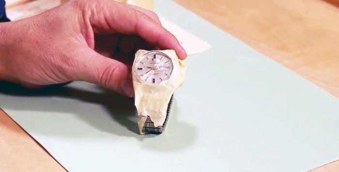 Как да полираме надраскано или износено стъкло на часовник