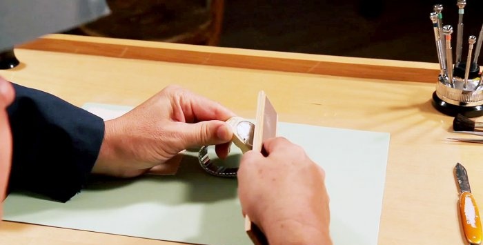 Cómo pulir un cristal de reloj rayado o desgastado
