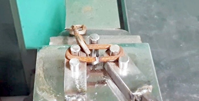 Hemmagjord manuell maskin för bockning av kedjelänkar