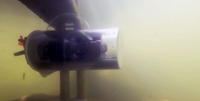 Submarino controlado por rádio feito de uma jarra
