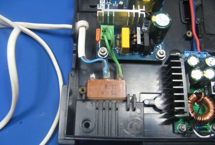 Kompakt regulert strømforsyning 24V 5A