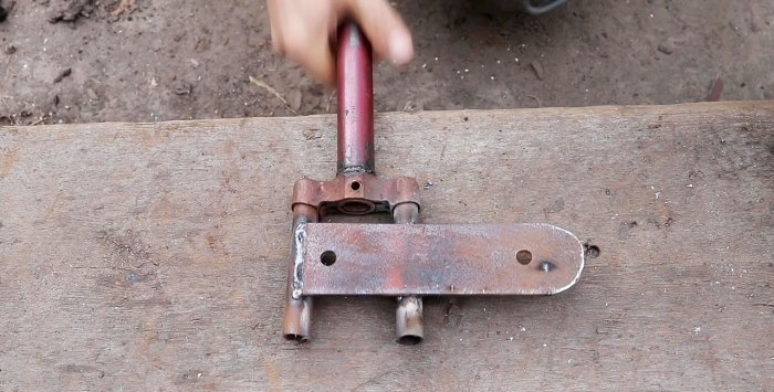 Um suporte simples para uma rebarbadora feita de uma bicicleta