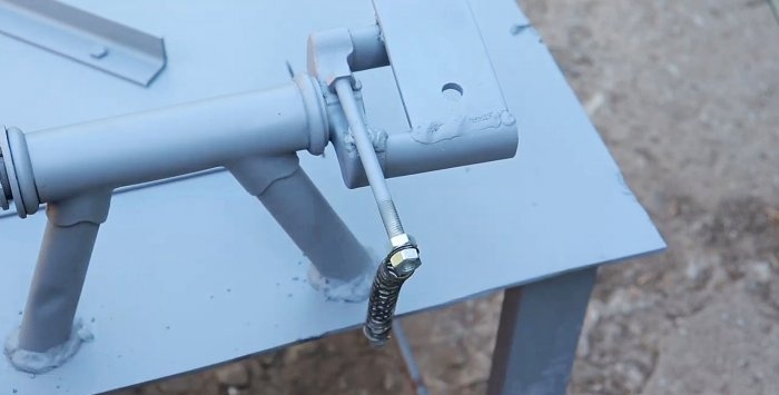 Um suporte simples para uma rebarbadora feita de uma bicicleta