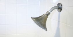 Cum să curățați rapid și ușor un cap de duș