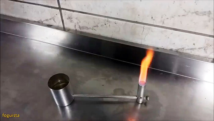 Hoe maak je een alcoholbrander met externe brandstoftoevoer?