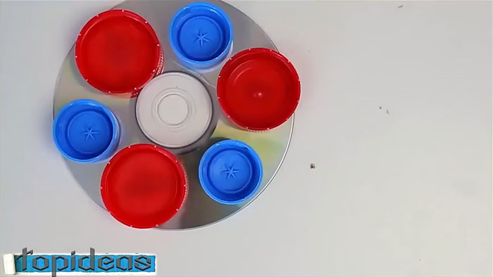 Drie ideeën voor knutselwerkjes gemaakt van plastic flessendoppen