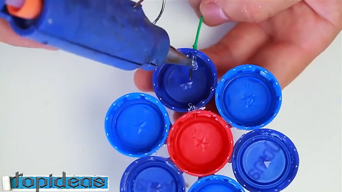 Plastik şişe kapaklarından yapılan üç el işi fikri