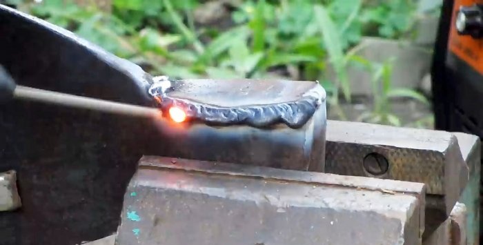 Come restaurare il manico di un'ascia usando la colla a caldo