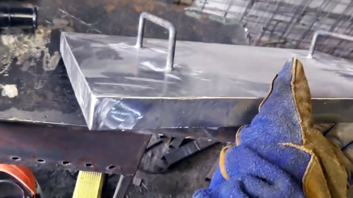 Bir çelik sacın bükücü olmadan eşit şekilde bükülmesi