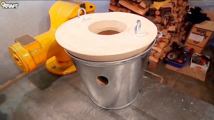 Come realizzare una mini fonderia per fondere l'alluminio da un secchio e gesso
