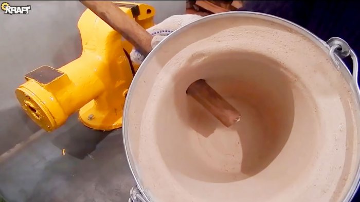 Cách làm một lò luyện mini để nấu chảy nhôm từ xô và thạch cao