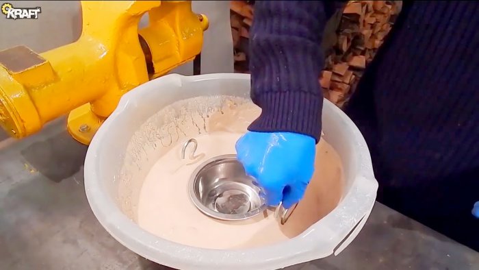 Como fazer uma mini fundição para derreter alumínio a partir de um balde e gesso