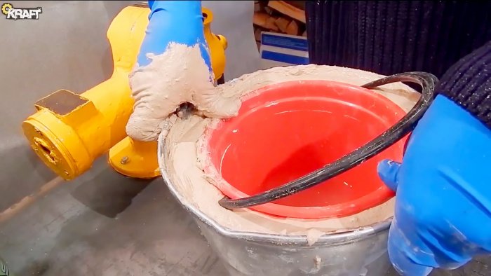 Πώς να φτιάξετε ένα μίνι χυτήριο για τήξη αλουμινίου από κουβά και σοβά