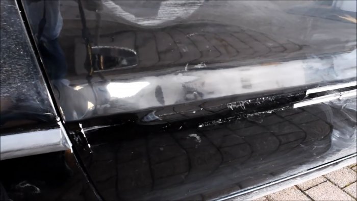 Kaynar su ve piston kullanarak arabadaki göçüğü kolayca nasıl düzeltebilirim?