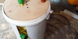 Tambur convenabil pentru găleată din plastic pentru depozitarea furtunului de grădină