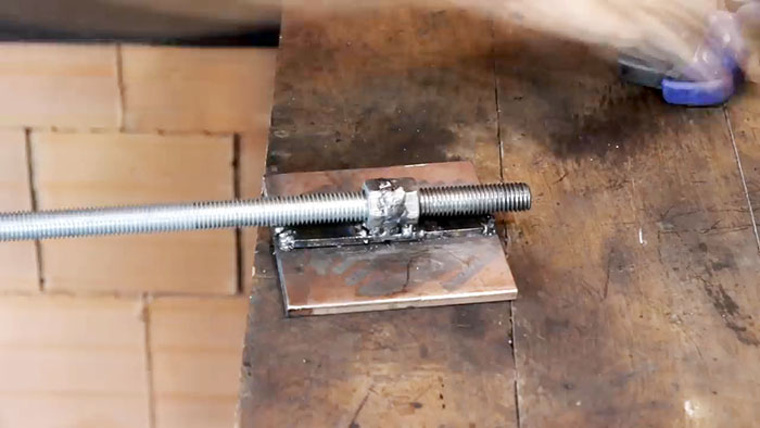 Wie man aus Metallresten einen zuverlässigen Schraubstock herstellt