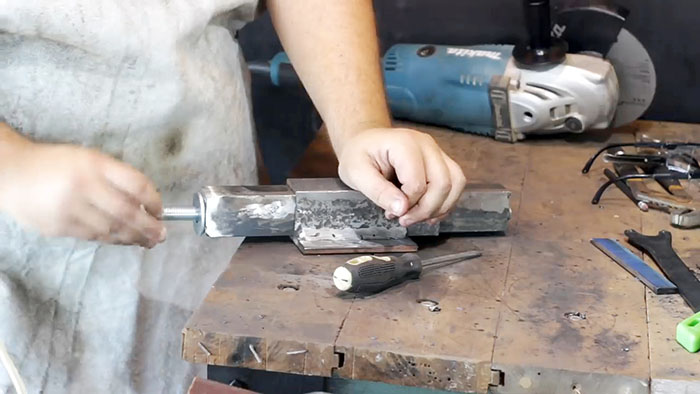 Wie man aus Metallresten einen zuverlässigen Schraubstock herstellt