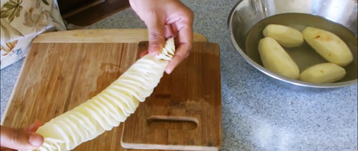 Κόβουμε τις πατάτες σε σπείρες με ένα κανονικό μαχαίρι