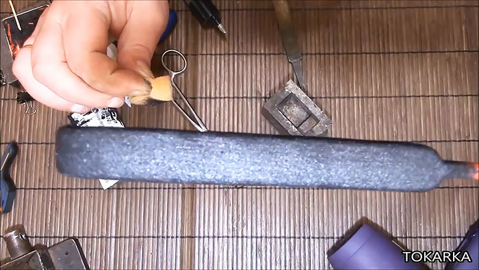 Hoe maak je een rubberen handvat op een mes?