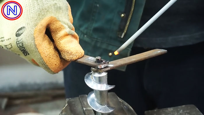 Macchina per tagliare il metallo da un tritacarne elettrico