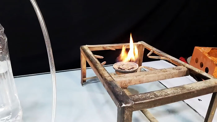 Een eenvoudige installatie voor het produceren van gas uit benzine voor het verbranden van een brander