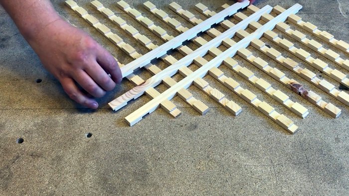 איך להכין סריג דקורטיבי מעץ על מסור עגול