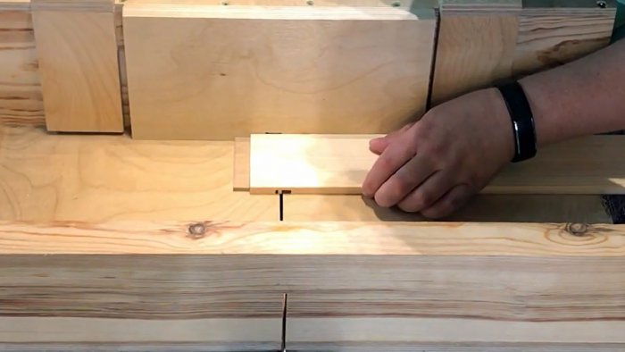 Bagaimana untuk membuat kekisi hiasan kayu pada gergaji bulat