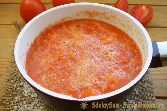 Preparando suco de tomate para o inverno