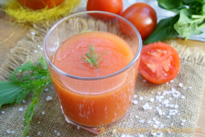 Forbereder tomatjuice for vinteren