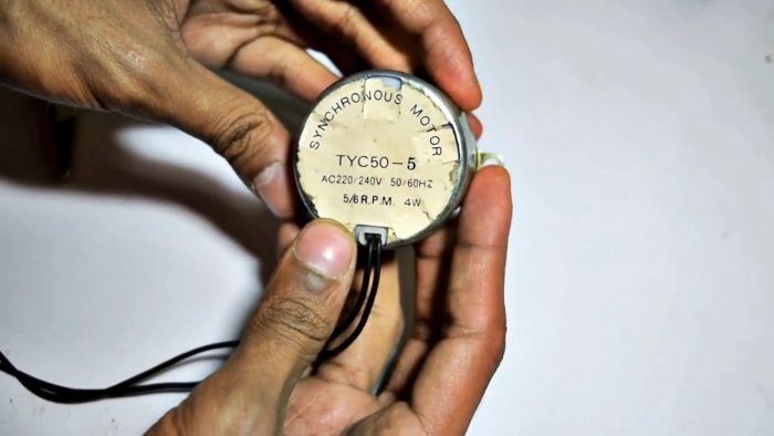 500 V generator i fickan Testar en mikrovågsmotor