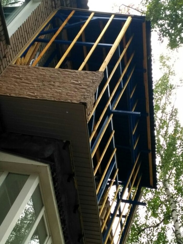 Balkongavslutning med sidekledning og isolasjon med technoplex