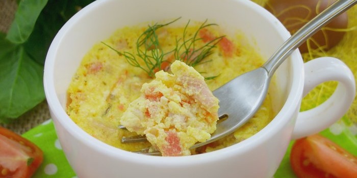 Omlete krūzē mikroviļņu krāsnī