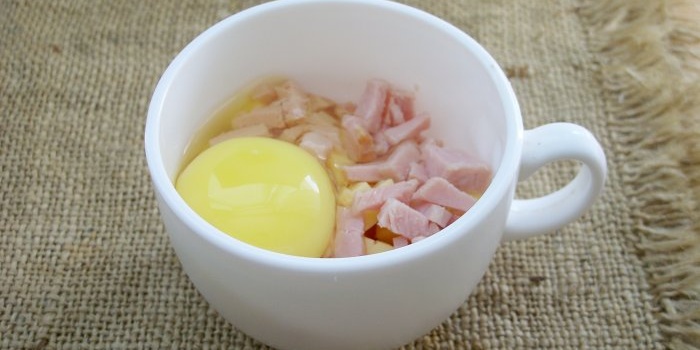 Mikrodalgada bir kupa içinde omlet