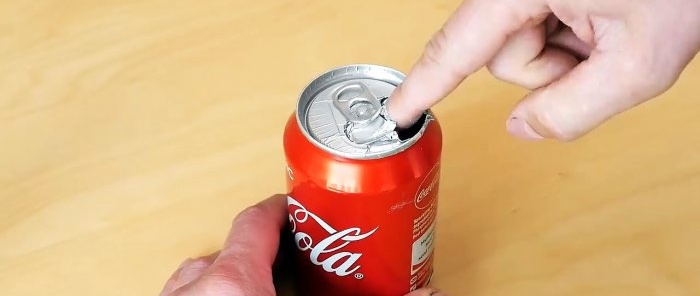 Hur man sticker hål i en aluminiumburk med fingret