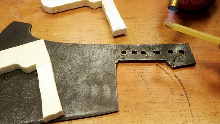 Come fondere un manico in alluminio per un coltello o una mannaia