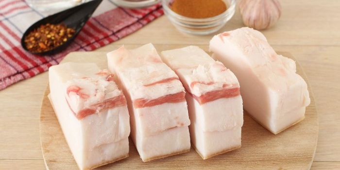 שומן חזיר בסגנון כפרי במי מלח