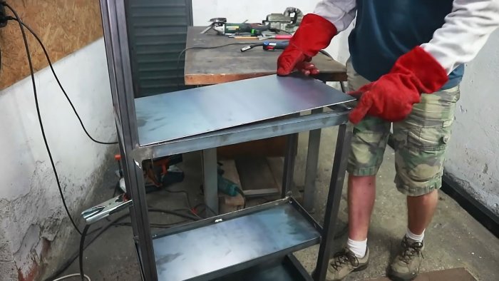 Unikátní svářecí vozík pro kutily se skládacím stolem