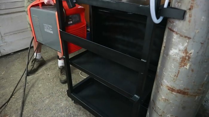 Unikátní svářecí vozík pro kutily se skládacím stolem