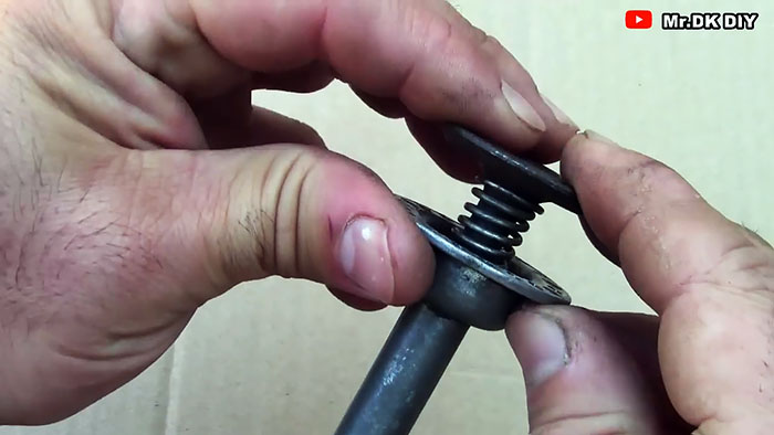 Un pointeau de valve d'automobile qui ne cède pas dans la main
