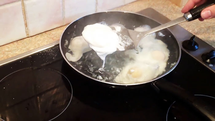Hvordan raskt koke bløtkokte egg i en stekepanne