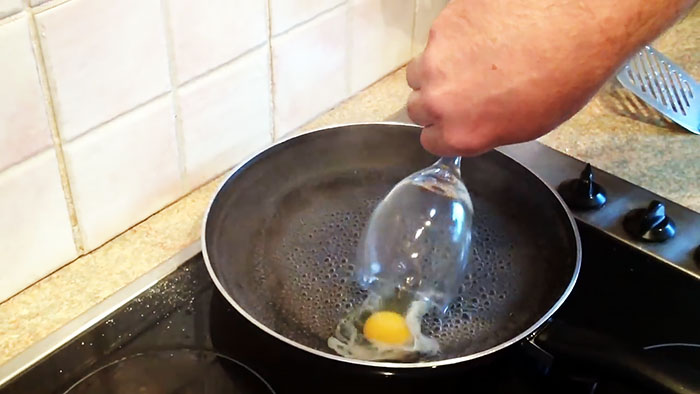 Cómo hervir rápidamente huevos pasados ​​por agua en una sartén