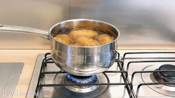 Uma maneira de descascar batatas rapidamente para que a casca descasque sozinha